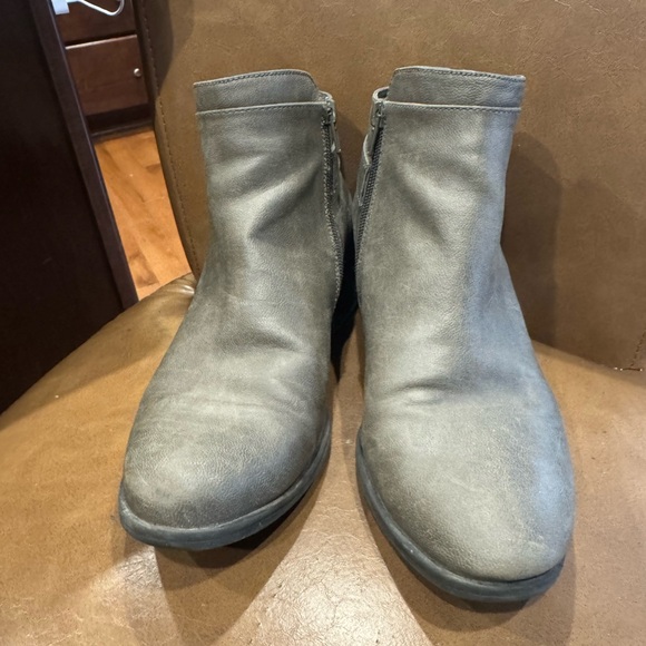 Naturalizer Women’s 9 Gray Ankle Boots with a Modern Minimalist Design - Picture 2 of 9